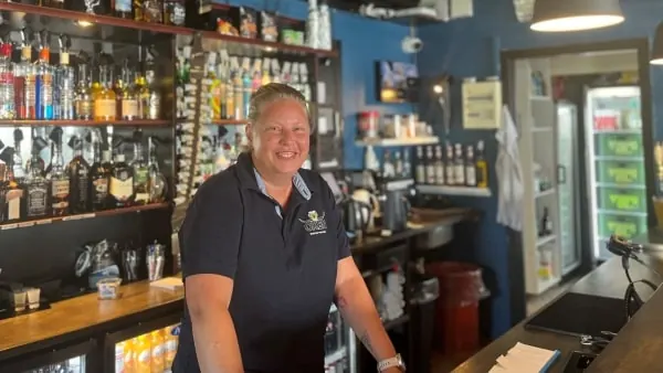 Smilende bartender bag baren på Oxen