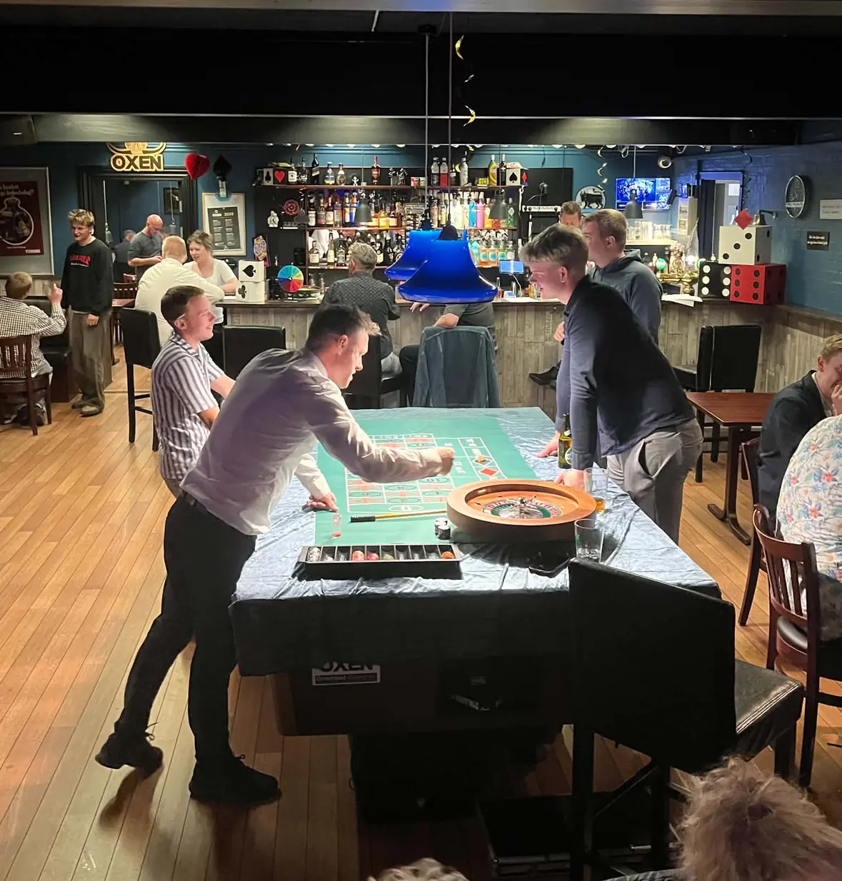 Casinoaften på Oxen med roulettebord midt i stuen og gæster omkring